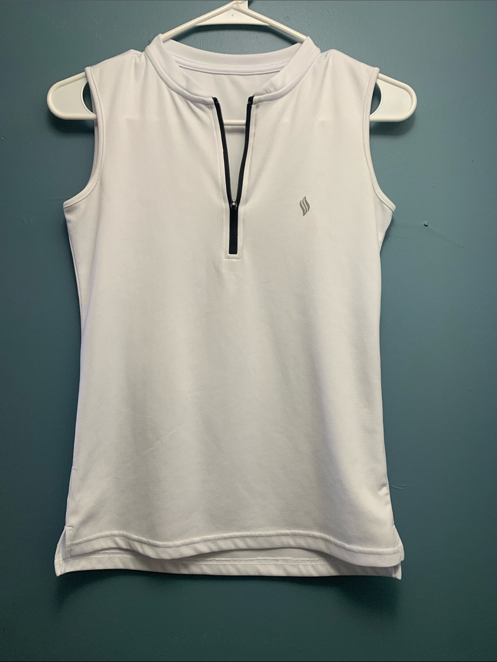 Sleeveless White Zip-Front Athletic Tank Top